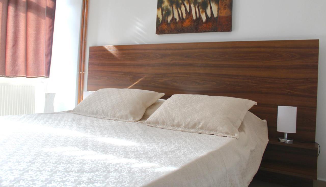 Hotel Kika Pristina Buitenkant foto